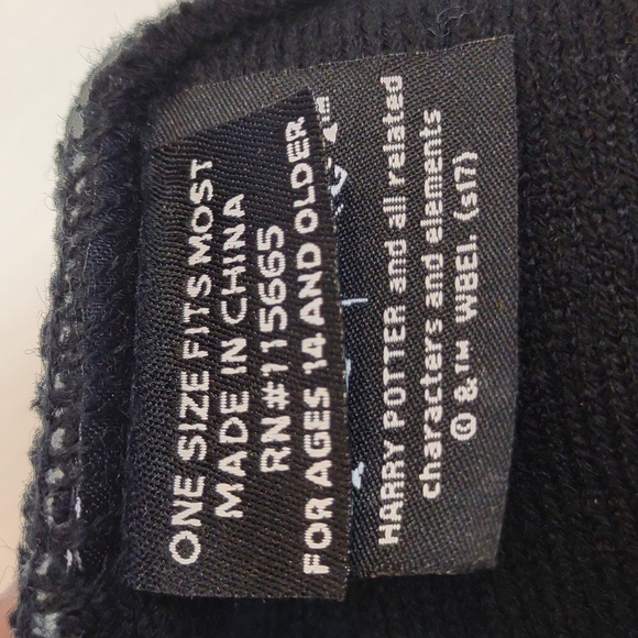 Harry Potter Warner Bros. Hogwarts Beanie Crest Patch Pom Black/Gold/ Red/ Gray - Picture 8 of 8